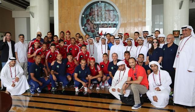 منتخب المغرب لدى وصوله في لقطة جماعية مع اعضاء مجموعة الفجيرة