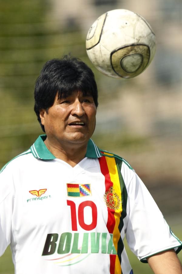 الرئيس البوليفي إيفو موراليس خلال مشاركته في مباراة ودية العام الماضي