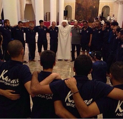 طلال الفهد يتوسط لاعبي الازرق الكويتي