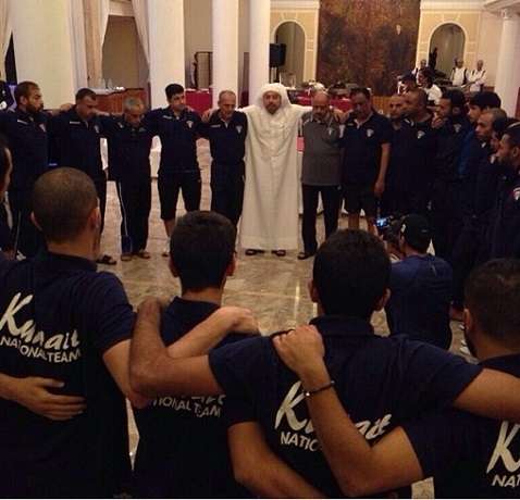 طلال الفهد يتوسط لاعبي الازرق الكويتي