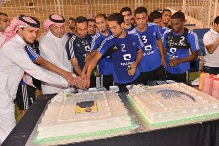لاعبو الهلال يقطعون تورتة الاحتفال بالعيد قبل التدريب
