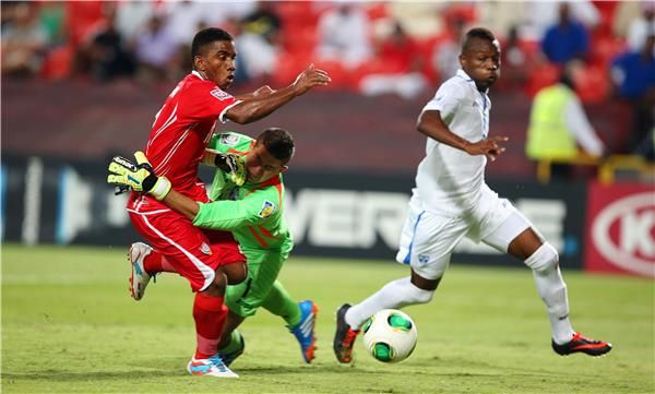 خالد خلفان مهاجم منتخب الأمارات في محاولته لإحراز الهدف الوحيد للامارات