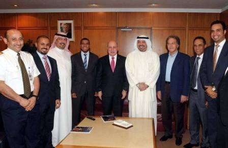 طلال الفهد مع هاشم حيدر وبعض المسؤولين الرياضيين في لبنان