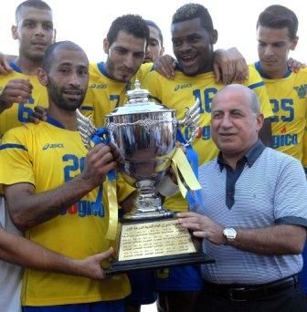 خضر سلامي يتسلم كأس الدوري من رئيس الإتحاد اللبناني هاشم حيدر في ختام الموسم الماضي