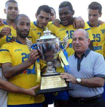 خضر سلامي يتسلم كأس الدوري من رئيس الإتحاد اللبناني هاشم حيدر في ختام الموسم الماضي