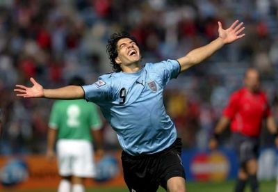 لويـس سـواريـز يحتفـل بـتسجيل أول أهداف الأوروجواي في مرمى بوليفيا