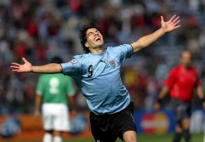 لويـس سـواريـز يحتفـل بـتسجيل أول أهداف الأوروجواي في مرمى بوليفيا