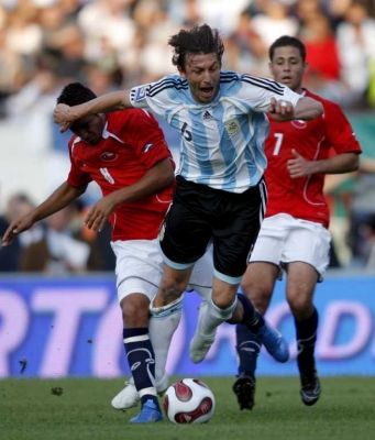 هاينـزه مدافع الأرجنتيـن يحاول تجاوز لاعب المنتخب التشيلي