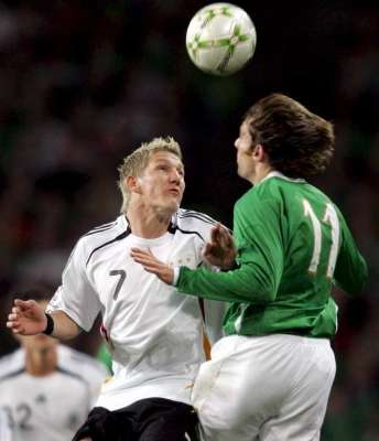 صـراع على الكـرة بين الألماني شفينشتايجر والآيرلندي كيفن كيلبـان