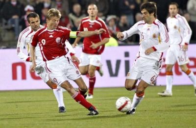 الكـرة حائرة بين لاعبي المنتخب الاسبانـي والدانمـاركـي