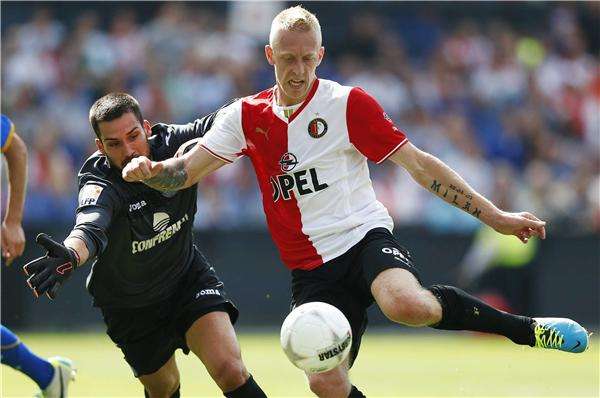 ليكس إيميرز (يمين) في مباراة سابقة