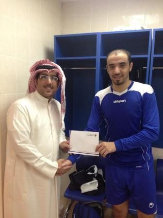 عضو الجهراء عبدالمحسن الخطيمي يقدم مكافأة للحارس بندر سليمان افضل لاعب بمباراة الجهراء والعربي