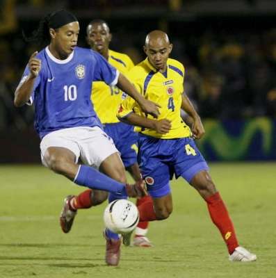 ورنالدينيو يستعرض مهارته امام مدافعي كولومبيا