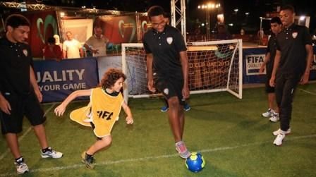 لاعبو الإمارات خلال تواجدهم في منطقة المشجعين