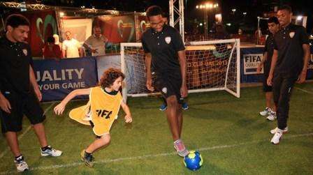 لاعبو الإمارات خلال تواجدهم في منطقة المشجعين