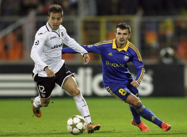 جواو بيريرا (يسار)