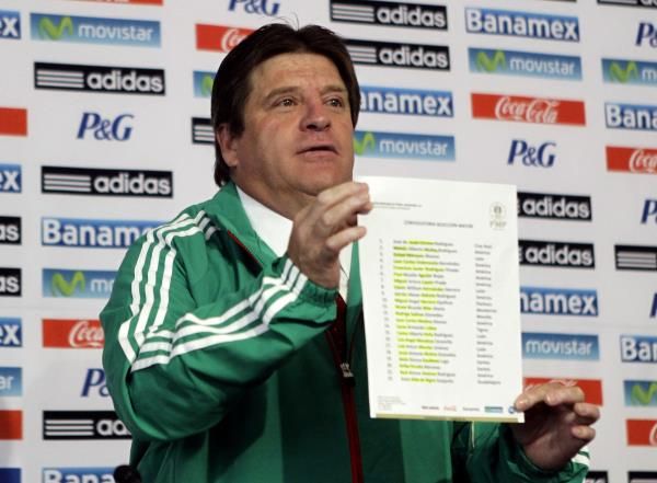 هيريرا يعلن قائمة المنتخب خلال مؤتمر صحفي لتقديمه أمام وسائل الإعلام