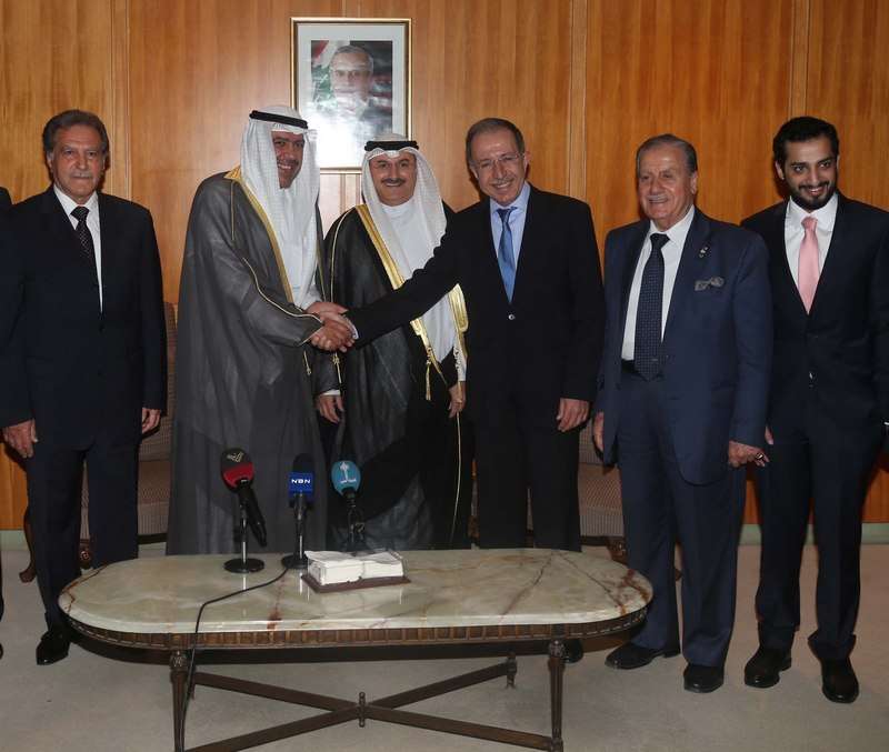 أحمد الفهد مع المسؤولين عن الرياضة اللبنانية لدى استقباله في بيروت