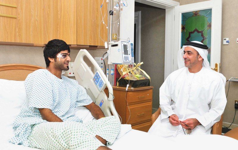 سيف بن زايد يطمئن على محسن الهاشمي في المستشفى