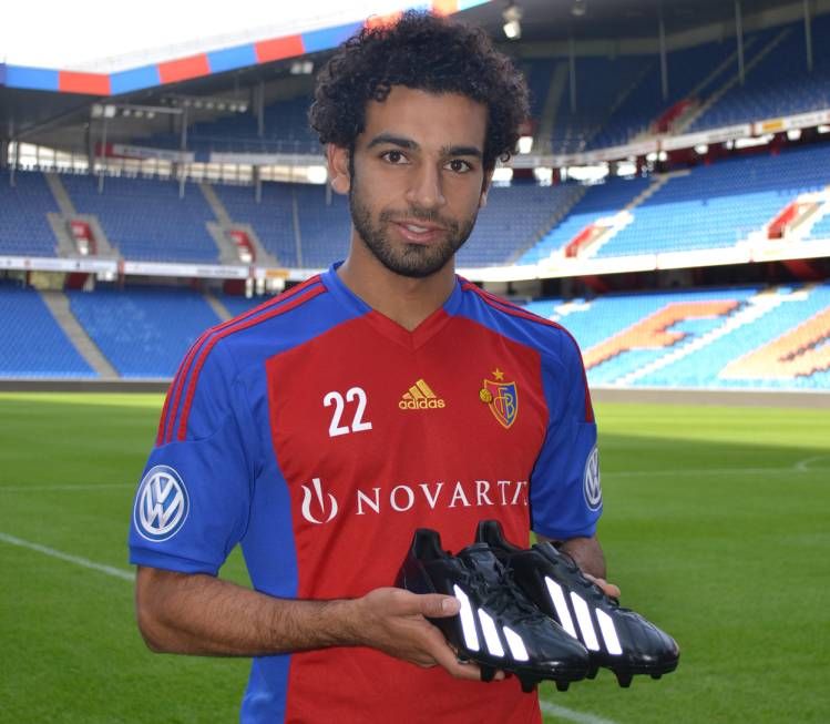 صلاح يعرض الحذاء الذي سيحصل عليه الفائز في المسابقة