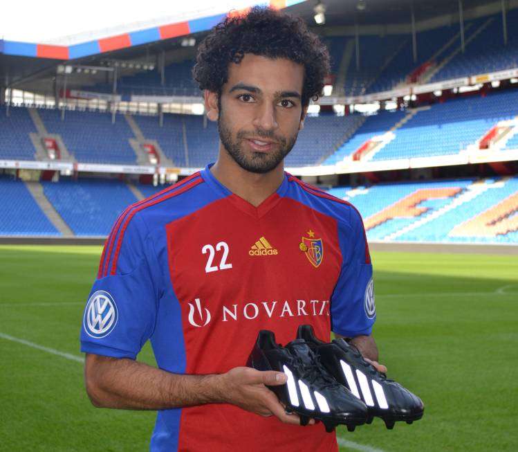 صلاح يعرض الحذاء الذي سيحصل عليه الفائز في المسابقة