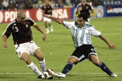 الارجنتيني كارلوس تيفيز يحاول تجاوز أحد لاعبي فنزويلا