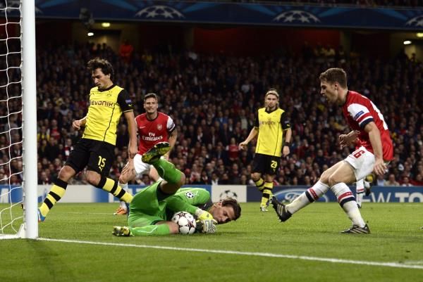 2013-10-22t201143z_487164408_gm1e9an0bks01_rtrmadp_3_soccer-champions_reuters