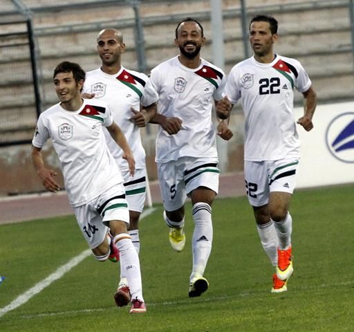 أبو كبير يتقدم  زملائه فرحا بهدف الفوز    