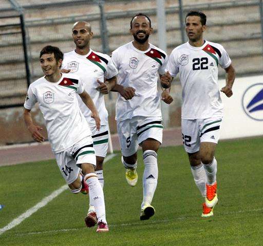 أبو كبير يتقدم  زملائه فرحا بهدف الفوز    