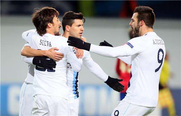 أجويرو يحتفل مع زملائه بالتسجيل