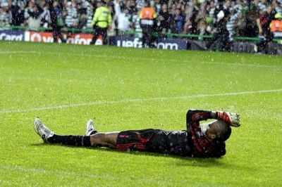 الحارس ديدا وقت وقوعه اثناء مبارة سيلتيك