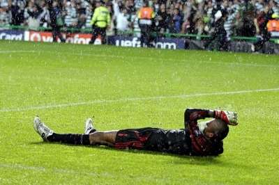 الحارس ديدا وقت وقوعه اثناء مبارة سيلتيك