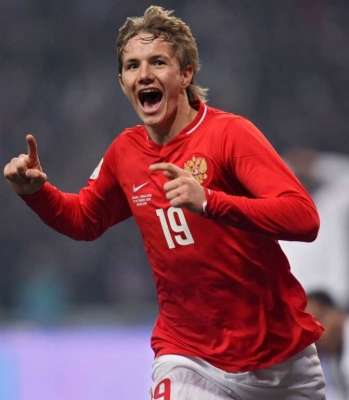 المهاجم الروسي  رومان بافليتشنكو يحتفل بالهدف