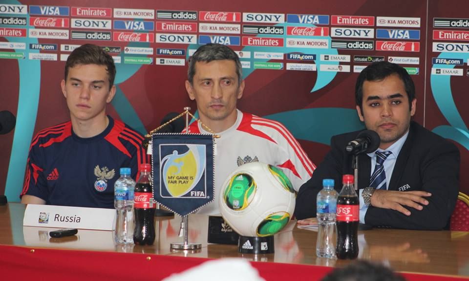 مدرب روسيا خلال المؤتمر الصحفي