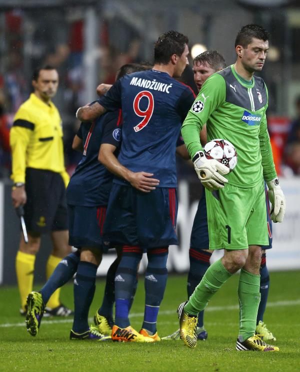 2013-10-23t192425z_1748471358_lr2e9an1hwe3e_rtrmadp_3_soccer-champions_reuters