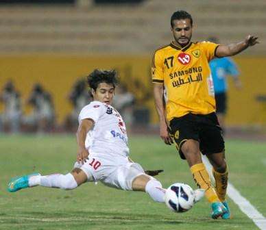 روجيريو مهاجم العميد في مواجهة بدر المطوع نجم القادسية بنهائي كأس الاتحاد الآسيوي