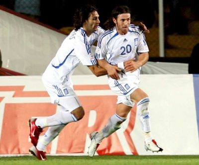 فرحة لاعب المنتخب اليوناني إيوانيس أماناتيديس بعد تسجيله للهدف على تركيا