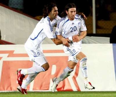 فرحة لاعب المنتخب اليوناني إيوانيس أماناتيديس بعد تسجيله للهدف على تركيا