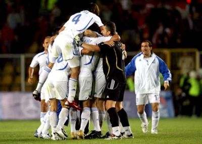 فرحة المنتخب اليوناني بعد التأهل