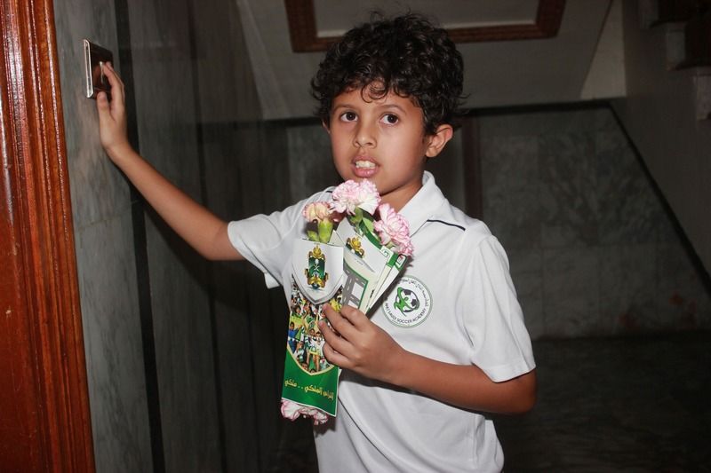 أحد البراعم يدق باب شقة أحد جيران النادي