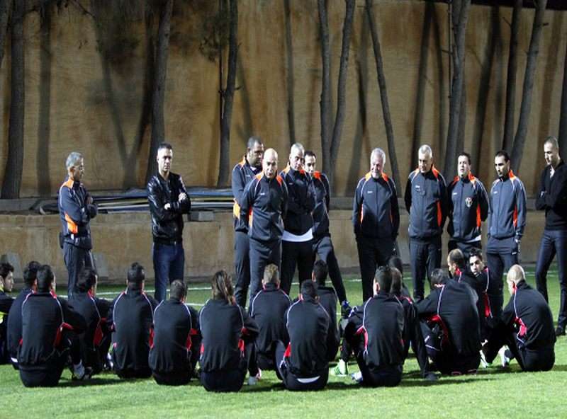 حسام يتحدث للاعبين في أول تجمع