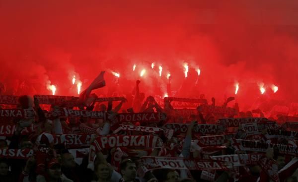 الجماهير البولندية تشعل الشماريخ في إستاد ويمبلي