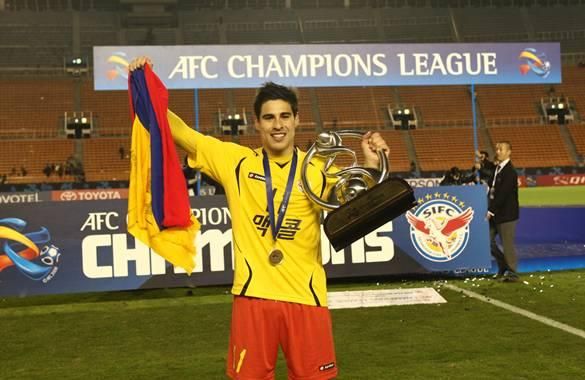 الكولومبي ماوريسيو مولينا عندما فاز بلقب 2010 مع فريق سيونجنام الكوري