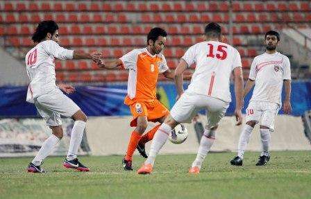 مشاري العازمي لاعب كاظمة محاصرا وسط لاعبي الصليبخات