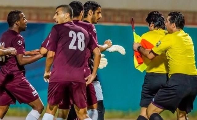 مساعد الحكم يحاول تهدئه زمله الفضلي بعد الاعتداء على اللاعبين