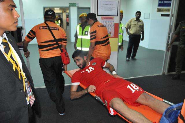 محمد الطيب بعد اصابته امام المنتخب الماليزي