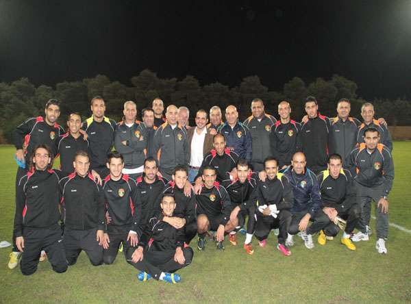 الأمير علي يتوسط لاعبي منتخب النشامى