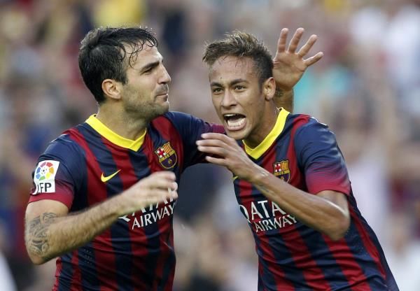 فابريجاس (يسار) يشارك نيمار الاحتفال بهدف التقدم