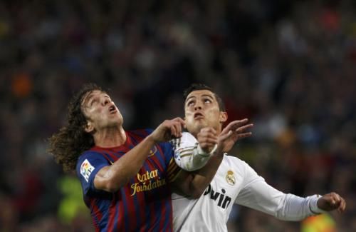 أرشيفية بين رونالدو وبويول من لقاءات الكلاسيكو