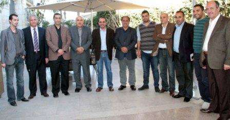 الأمير علي يتوسط الإعلاميين الأردنيين